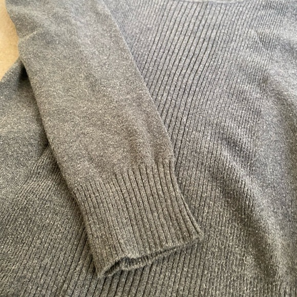 I'm selling a long sleeve dark gray size M sweater. - Picture 4 of 4